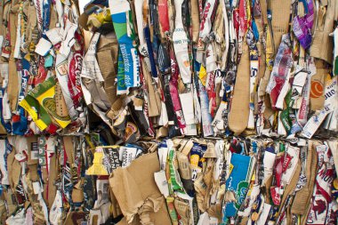 Renkli eski karton kutular yığını