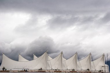 Bulutlu beyaz, siyah ve mavi gökyüzü