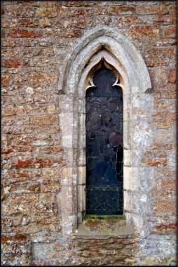 Tuğla binadaki eski pencere