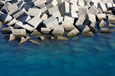 Deniz kıyıları, kayalar ve çakıl taşları taş şeklinde.