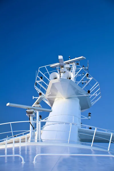Hajók Antennája Navigációs Rendszere Tiszta Kék Égbolton — Stock Fotó