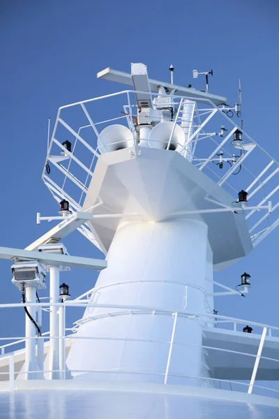 Ships Antenna Navigation System Clear Blue Sky — Stock Photo, Image