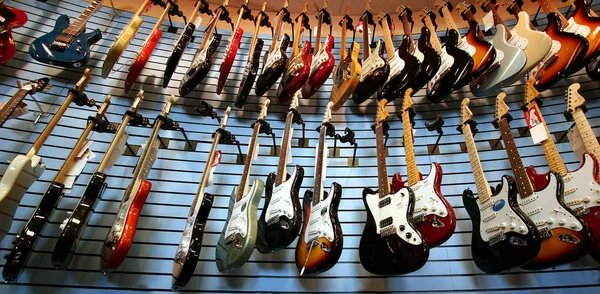 Perto Uma Guitarra Madeira — Fotografia de Stock