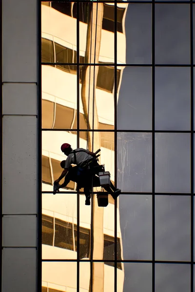 建物に取り組んでいる男の写真 — ストック写真