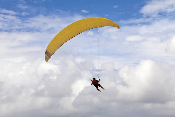 Parapente Voando Céu — Fotografia de Stock