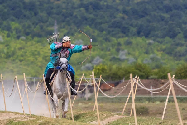 Man Bow Horseback — Stock Photo, Image