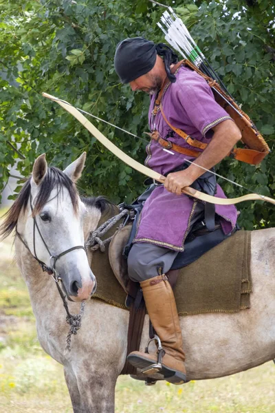 Man Bow Horseback — Stock Photo, Image