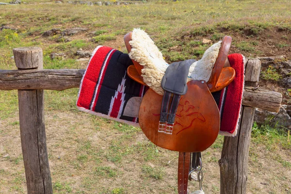 Paard Zadel Opknoping Houten Hek — Stockfoto