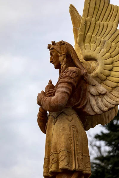 Венгрия Мариакеменд Февраля 2020 Года Статуя Ангела Средневековой Католической Церкви — стоковое фото