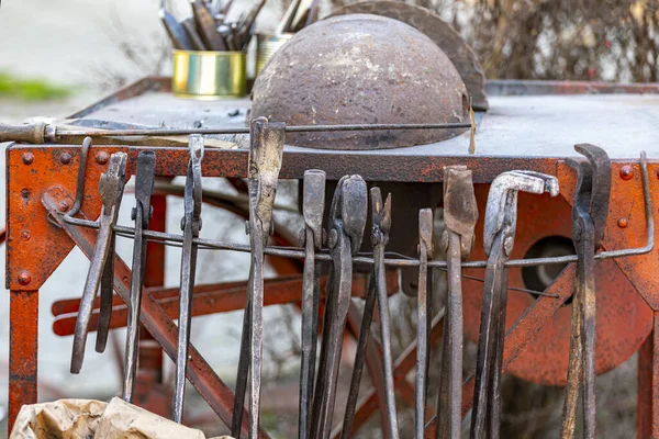 Close Zicht Een Smid Middeleeuwse Metalen Aambeeld Gereedschap — Stockfoto