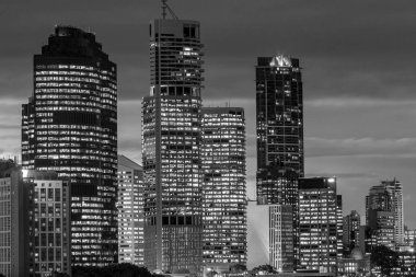 Brisbane, Queensland / Avustralya - 23 Ocak 2019: Hikaye Köprüsü ve şehir gökdelenleri Brisbane Nehri 'ni aydınlattı ve yansıttı