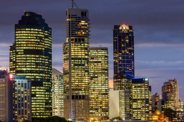 Brisbane, Queensland / Avustralya - 23 Ocak 2019: Hikaye Köprüsü ve şehir gökdelenleri Brisbane Nehri 'ni aydınlattı ve yansıttı