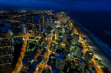 Gece Gold Coast şehrinin görünümü, Queensland, Avustralya