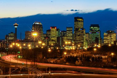 Calgary şehir merkezi, gece gökyüzü, Alberta, Kanada