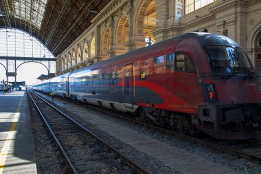 Budapeşte / Macaristan - 14 Şubat 2020: Keleti Tren İstasyonu Avrupa 'nın en eskilerindendir. Lokomotifler, koçlar ve yolcular. Macaristan ve Avrupa 'nın geri kalanını birbirine bağlamak. 
