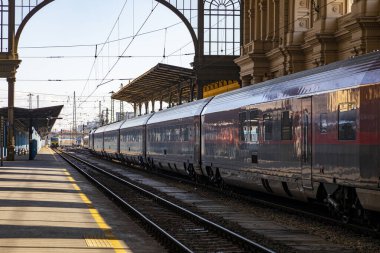 Budapeşte / Macaristan - 14 Şubat 2020: Keleti Tren İstasyonu Avrupa 'nın en eskilerindendir. Lokomotifler, koçlar ve yolcular. Macaristan ve Avrupa 'nın geri kalanını birbirine bağlamak. 