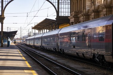 Budapeşte / Macaristan - 14 Şubat 2020: Keleti Tren İstasyonu Avrupa 'nın en eskilerindendir. Lokomotifler, koçlar ve yolcular. Macaristan ve Avrupa 'nın geri kalanını birbirine bağlamak. 
