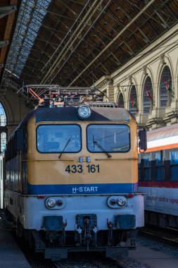 Budapeşte / Macaristan - 14 Şubat 2020: Keleti Tren İstasyonu Avrupa 'nın en eskilerindendir. Lokomotifler, koçlar ve yolcular. Macaristan ve Avrupa 'nın geri kalanını birbirine bağlamak. 