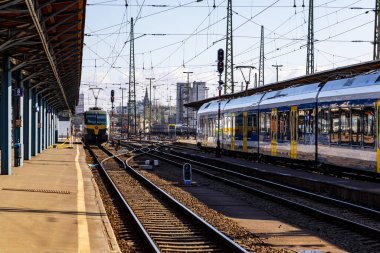 Budapeşte / Macaristan - 14 Şubat 2020: Keleti Tren İstasyonu Avrupa 'nın en eskilerindendir. Lokomotifler, koçlar ve yolcular. Macaristan ve Avrupa 'nın geri kalanını birbirine bağlamak. 