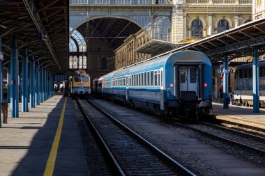 Budapeşte / Macaristan - 14 Şubat 2020: Keleti Tren İstasyonu Avrupa 'nın en eskilerindendir. Lokomotifler, koçlar ve yolcular. Macaristan ve Avrupa 'nın geri kalanını birbirine bağlamak. 