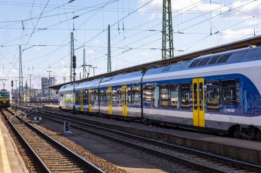 Budapeşte / Macaristan - 14 Şubat 2020: Keleti Tren İstasyonu Avrupa 'nın en eskilerindendir. Lokomotifler, koçlar ve yolcular. Macaristan ve Avrupa 'nın geri kalanını birbirine bağlamak. 