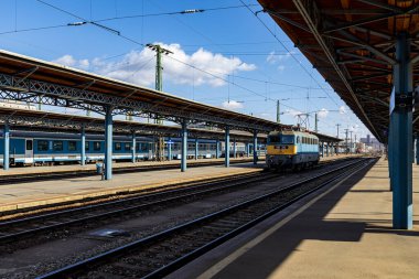 Budapeşte / Macaristan - 14 Şubat 2020: Keleti Tren İstasyonu Avrupa 'nın en eskilerindendir. Lokomotifler, koçlar ve yolcular. Macaristan ve Avrupa 'nın geri kalanını birbirine bağlamak. 