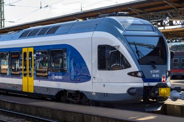 Budapeşte / Macaristan - 14 Şubat 2020: Keleti Tren İstasyonu Avrupa 'nın en eskilerindendir. Lokomotifler, koçlar ve yolcular. Macaristan ve Avrupa 'nın geri kalanını birbirine bağlamak. 
