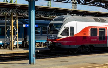 Budapeşte / Macaristan - 14 Şubat 2020: Keleti Tren İstasyonu Avrupa 'nın en eskilerindendir. Lokomotifler, koçlar ve yolcular. Macaristan ve Avrupa 'nın geri kalanını birbirine bağlamak. 