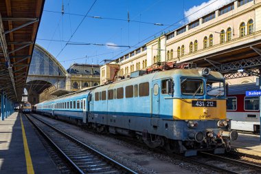 Budapeşte / Macaristan - 14 Şubat 2020: Keleti Tren İstasyonu Avrupa 'nın en eskilerindendir. Lokomotifler, koçlar ve yolcular. Macaristan ve Avrupa 'nın geri kalanını birbirine bağlamak. 