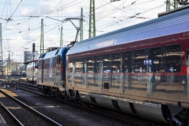 Budapeşte / Macaristan - 14 Şubat 2020: Keleti Tren İstasyonu Avrupa 'nın en eskilerindendir. Lokomotifler, koçlar ve yolcular. Macaristan ve Avrupa 'nın geri kalanını birbirine bağlamak. 