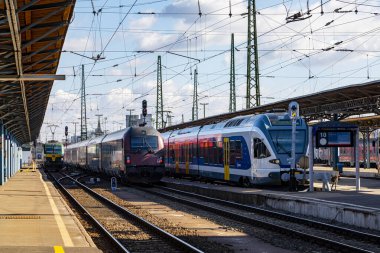 Budapeşte / Macaristan - 14 Şubat 2020: Keleti Tren İstasyonu Avrupa 'nın en eskilerindendir. Lokomotifler, koçlar ve yolcular. Macaristan ve Avrupa 'nın geri kalanını birbirine bağlamak. 