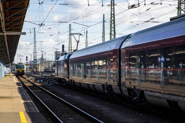 Budapeşte / Macaristan - 14 Şubat 2020: Keleti Tren İstasyonu Avrupa 'nın en eskilerindendir. Lokomotifler, koçlar ve yolcular. Macaristan ve Avrupa 'nın geri kalanını birbirine bağlamak. 
