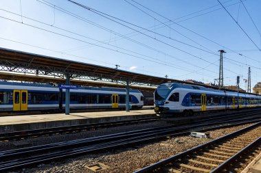 Budapeşte / Macaristan - 14 Şubat 2020: Keleti Tren İstasyonu Avrupa 'nın en eskilerindendir. Lokomotifler, koçlar ve yolcular. Macaristan ve Avrupa 'nın geri kalanını birbirine bağlamak. 