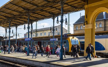 Budapeşte / Macaristan - 14 Şubat 2020: Keleti Tren İstasyonu Avrupa 'nın en eskilerindendir. Lokomotifler, koçlar ve yolcular. Macaristan ve Avrupa 'nın geri kalanını birbirine bağlamak. 