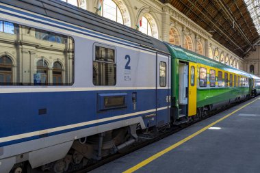Budapeşte / Macaristan - 14 Şubat 2020: Keleti Tren İstasyonu Avrupa 'nın en eskilerindendir. Lokomotifler, koçlar ve yolcular. Macaristan ve Avrupa 'nın geri kalanını birbirine bağlamak. 