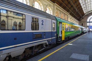 Budapeşte / Macaristan - 14 Şubat 2020: Keleti Tren İstasyonu Avrupa 'nın en eskilerindendir. Lokomotifler, koçlar ve yolcular. Macaristan ve Avrupa 'nın geri kalanını birbirine bağlamak. 