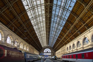 Budapeşte / Macaristan - 14 Şubat 2020: Keleti Tren İstasyonu Avrupa 'nın en eskilerindendir. Lokomotifler, koçlar ve yolcular. Macaristan ve Avrupa 'nın geri kalanını birbirine bağlamak. 