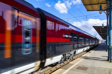 Budapeşte / Macaristan - 14 Şubat 2020: Keleti Tren İstasyonu Avrupa 'nın en eskilerindendir. Lokomotifler, koçlar ve yolcular. Macaristan ve Avrupa 'nın geri kalanını birbirine bağlamak. 