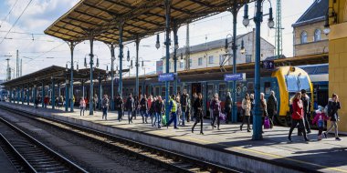 Budapeşte / Macaristan - 14 Şubat 2020: Keleti Tren İstasyonu Avrupa 'nın en eskilerindendir. Lokomotifler, koçlar ve yolcular. Macaristan ve Avrupa 'nın geri kalanını birbirine bağlamak. 