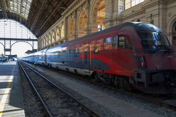 ブダペスト ハンガリー 2020年2月14日 ケレティ鉄道駅はヨーロッパで最も古い駅の1つです 機関車やコーチや乗客 ハンガリーとヨーロッパの他の地域を結ぶ — ストック写真