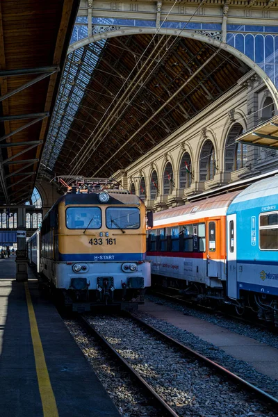 ブダペスト ハンガリー 2020年2月14日 ケレティ鉄道駅はヨーロッパで最も古い駅の1つです 機関車やコーチや乗客 ハンガリーとヨーロッパの他の地域を結ぶ — ストック写真