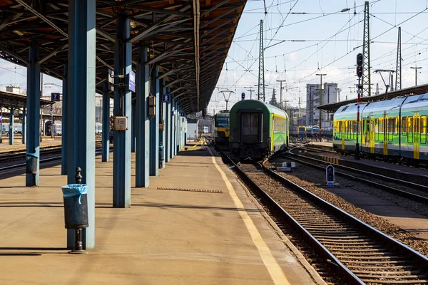 ブダペスト ハンガリー 2020年2月14日 ケレティ鉄道駅はヨーロッパで最も古い駅の1つです 機関車やコーチや乗客 ハンガリーとヨーロッパの他の地域を結ぶ — ストック写真