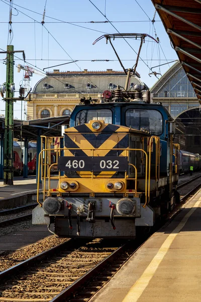 ブダペスト ハンガリー 2020年2月14日 ケレティ鉄道駅はヨーロッパで最も古い駅の1つです 機関車やコーチや乗客 ハンガリーとヨーロッパの他の地域を結ぶ — ストック写真