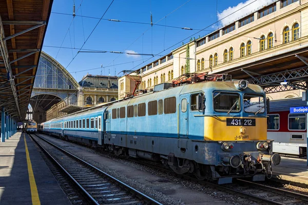 ブダペスト ハンガリー 2020年2月14日 ケレティ鉄道駅はヨーロッパで最も古い駅の1つです 機関車やコーチや乗客 ハンガリーとヨーロッパの他の地域を結ぶ — ストック写真