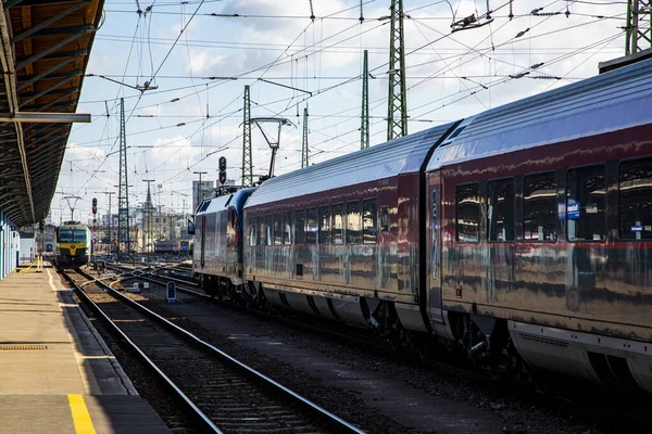 ブダペスト ハンガリー 2020年2月14日 ケレティ鉄道駅はヨーロッパで最も古い駅の1つです 機関車やコーチや乗客 ハンガリーとヨーロッパの他の地域を結ぶ — ストック写真