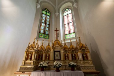St. Laszlo Kilisesi 'nin iç dekorasyonunun neredeyse tamamı seramiklerle süslenmiş. Bir çeşit....