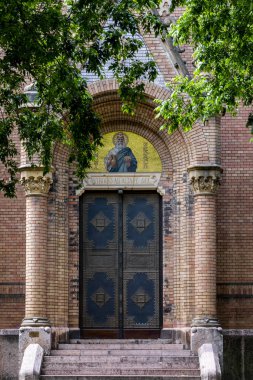 St. Laszlo Kilisesi 'nin yan kapıları. Neredeyse hepsi seramik ile dekore edilmiş. Dünyadaki türünün tek örneği. Budapeşte Macaristan