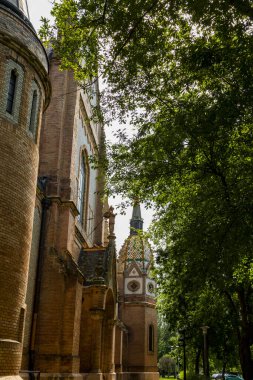 St. Laszlo Kilisesi 'nin yan kapıları. Neredeyse hepsi seramik ile dekore edilmiş. Dünyadaki türünün tek örneği. Budapeşte Macaristan