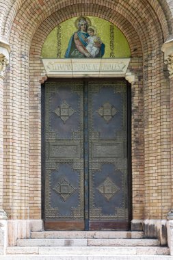 St. Laszlo Kilisesi 'nin yan kapıları. Neredeyse hepsi seramik ile dekore edilmiş. Dünyadaki türünün tek örneği. Budapeşte Macaristan