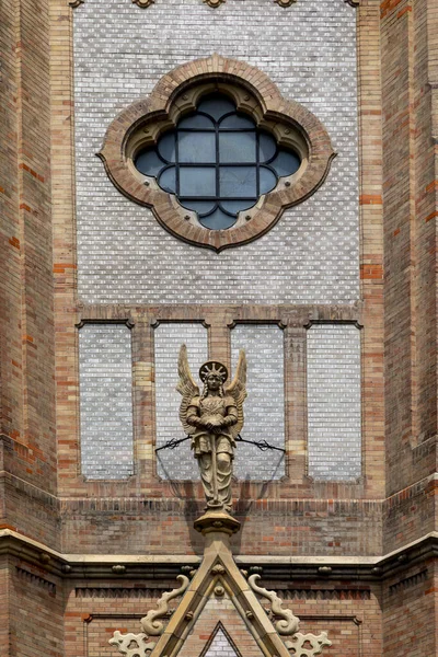 聖ラズロ教会の外部アーキテクチャ ほとんどすべての陶器による装飾 世界のようなものの上に ブダペストハンガリー — ストック写真